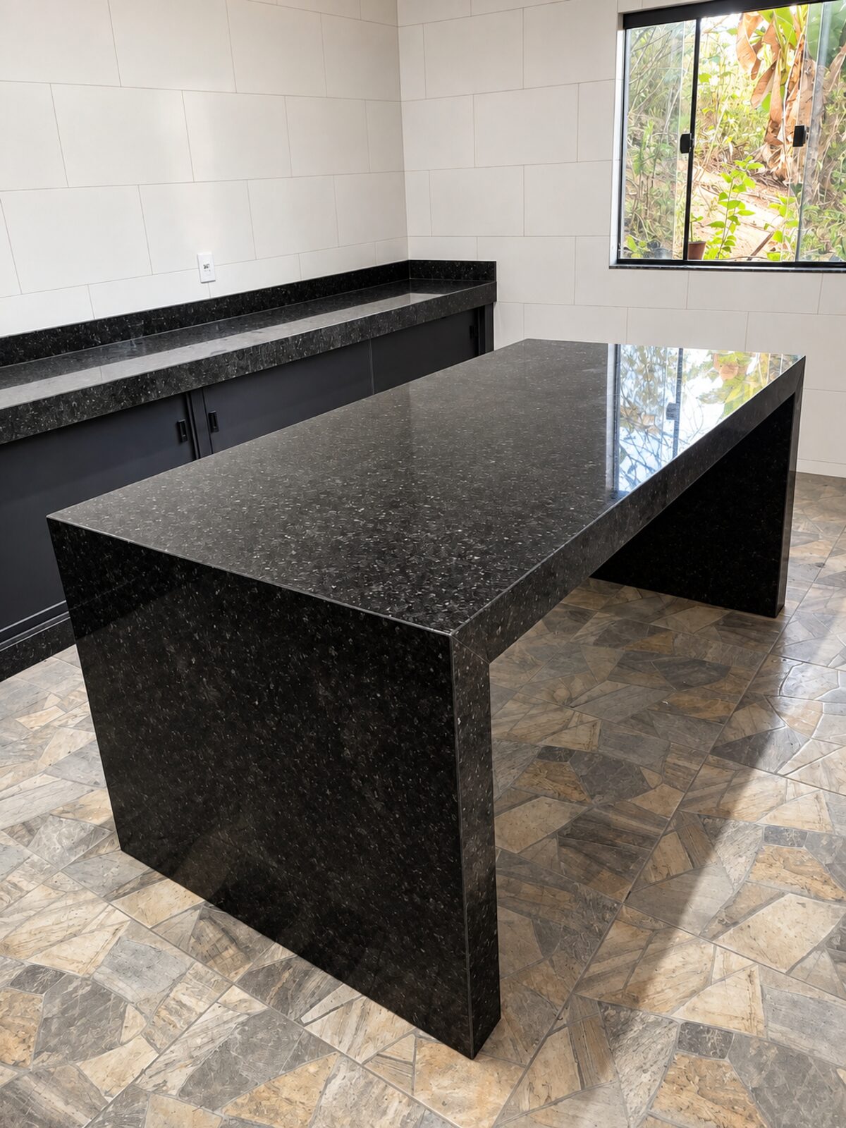 Mesa de jantar em granito preto com tampo e pés na própria pedra